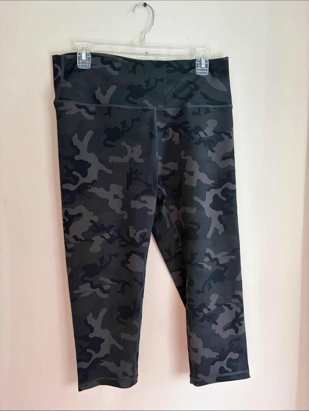 ZYIA Black & Gray Camo Capri Leggings